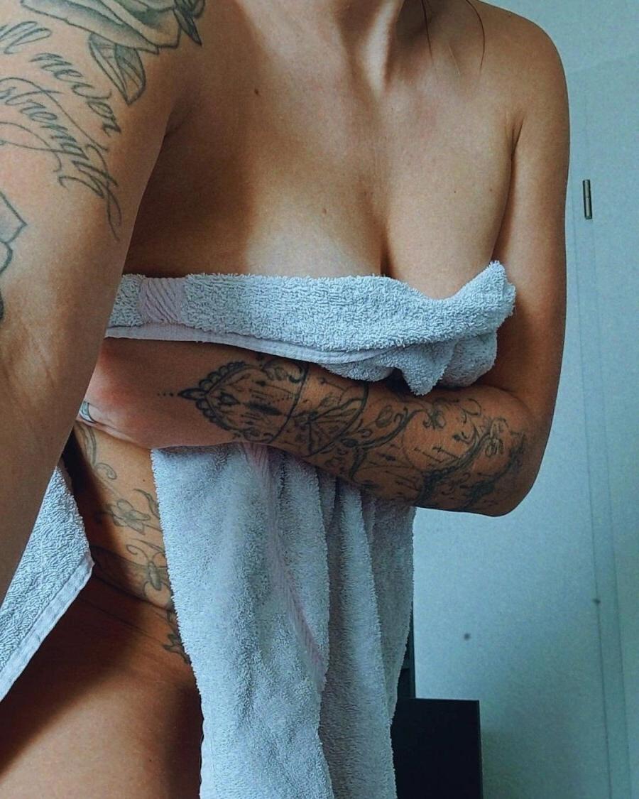 19P Alt amadora Hailee Summer toca seu corpo quente durante um banho de espuma