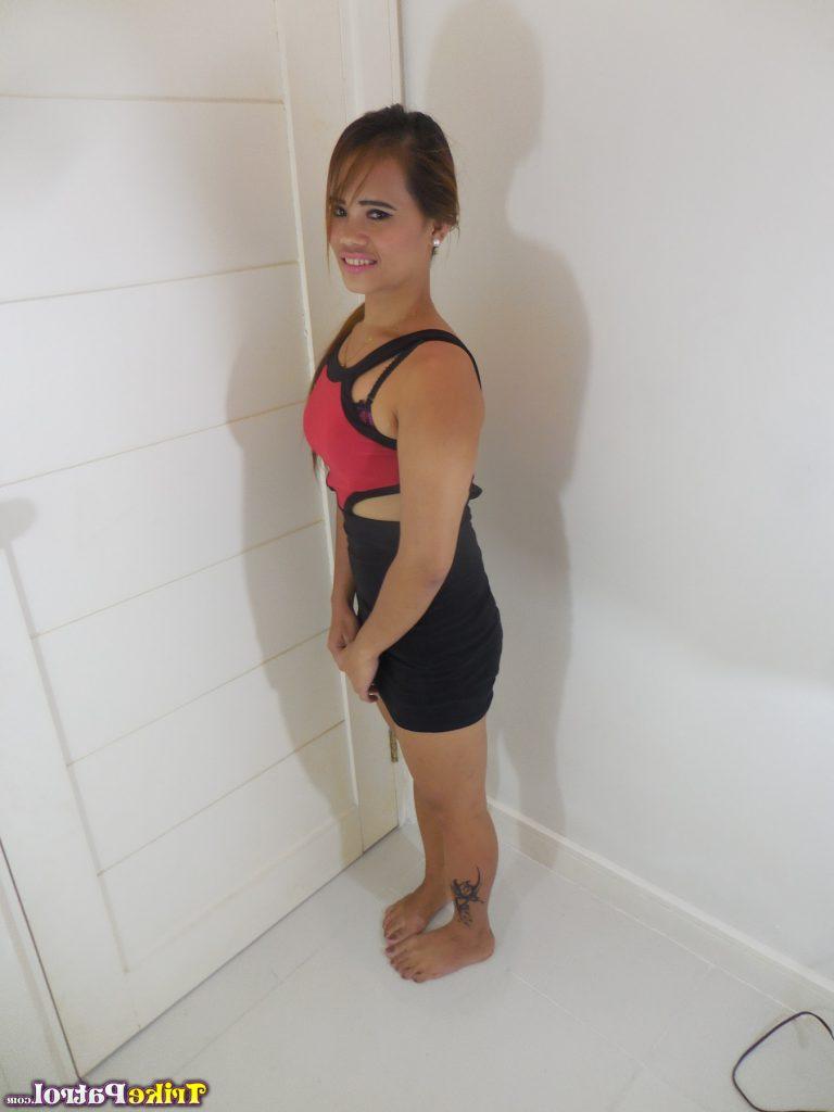 17P Pequena garota filipina puxa um pau para induzir a ejaculação de sêmen
