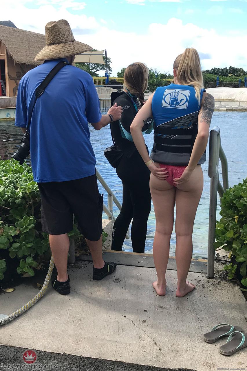 20P Das Amateur-Babe Paris White spreizt an öffentlichen Orten ihre Schamlippen