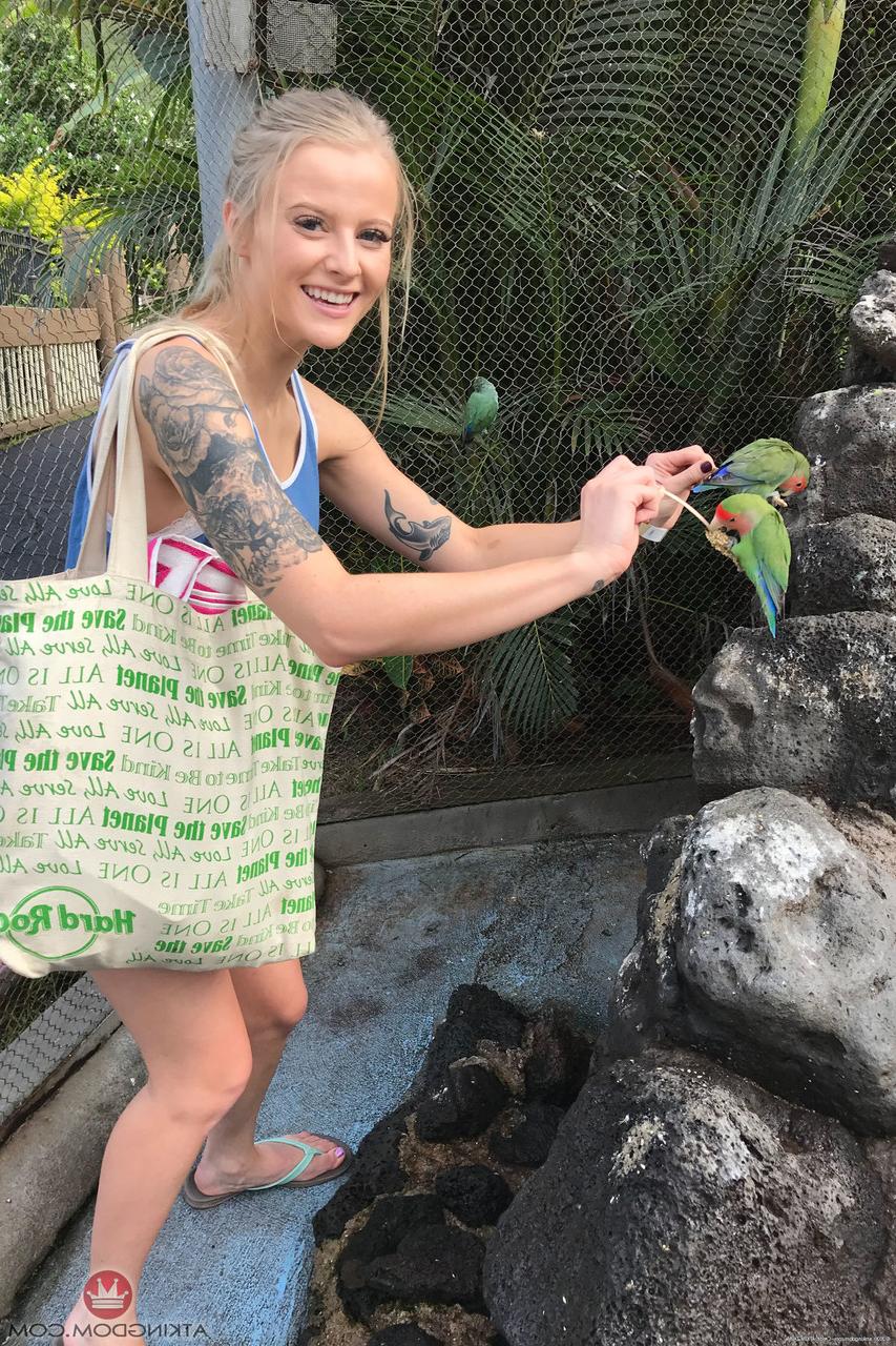 20P Das Amateur-Babe Paris White spreizt an öffentlichen Orten ihre Schamlippen