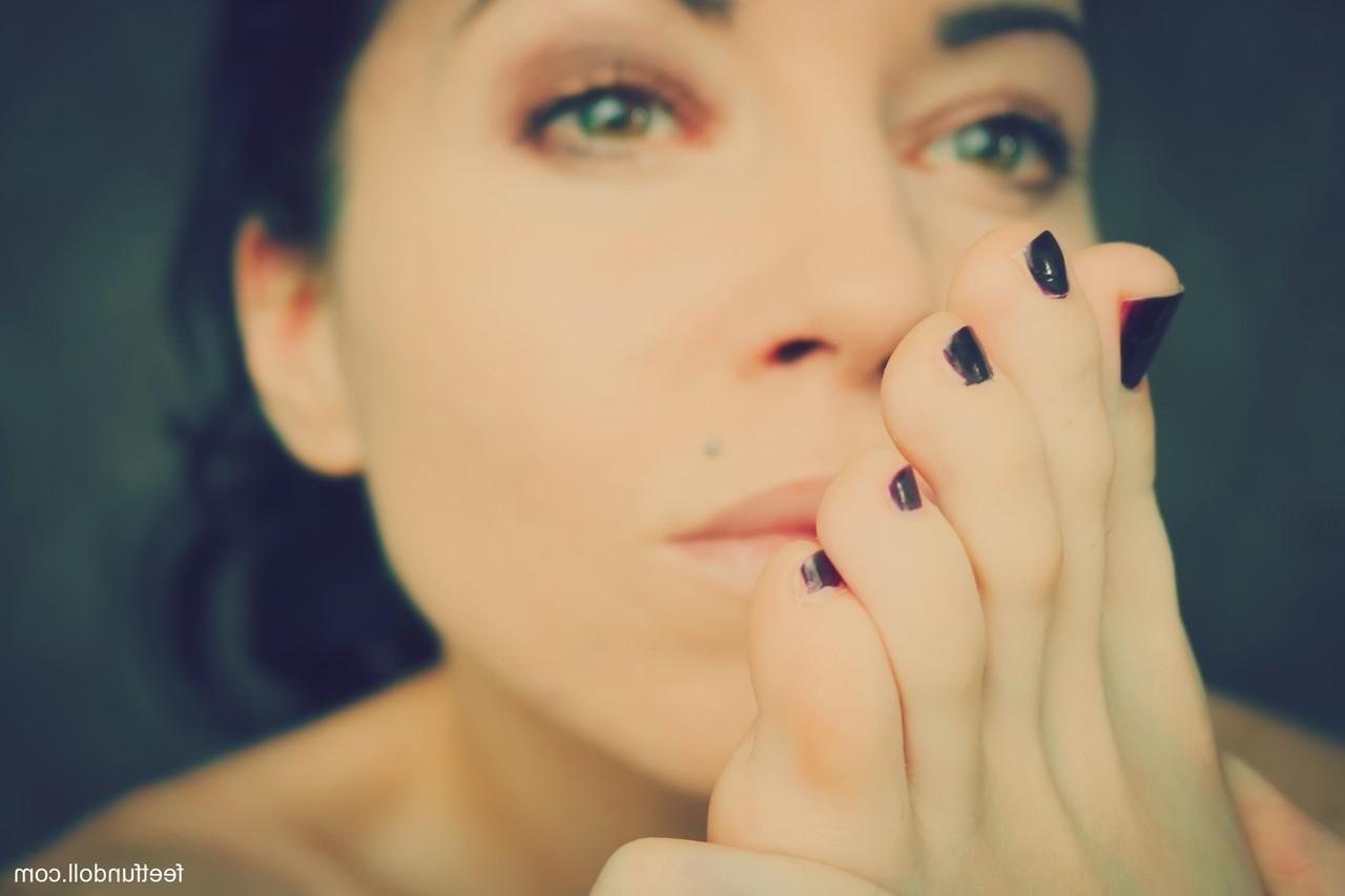 20P La atractiva morena Lisa Dove adora sus deliciosos pies y dedos de los pies