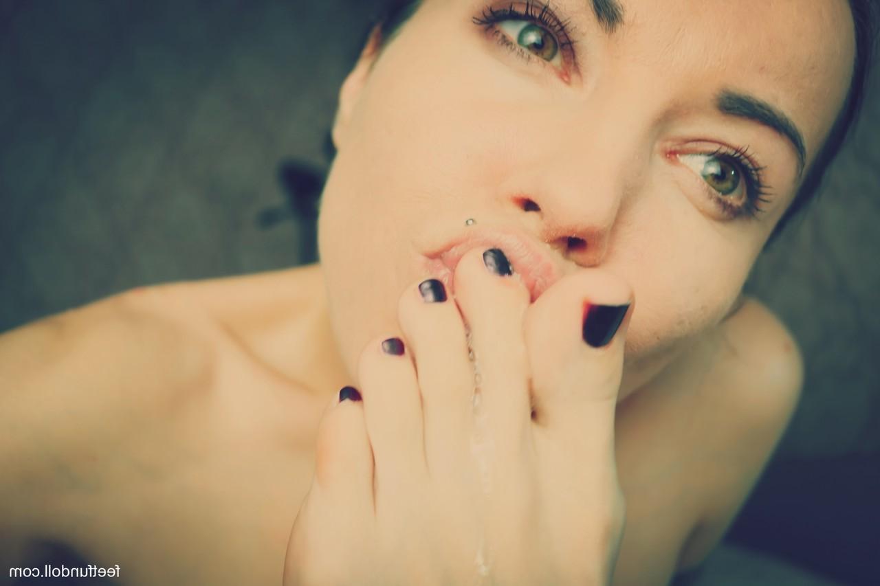 20P La atractiva morena Lisa Dove adora sus deliciosos pies y dedos de los pies