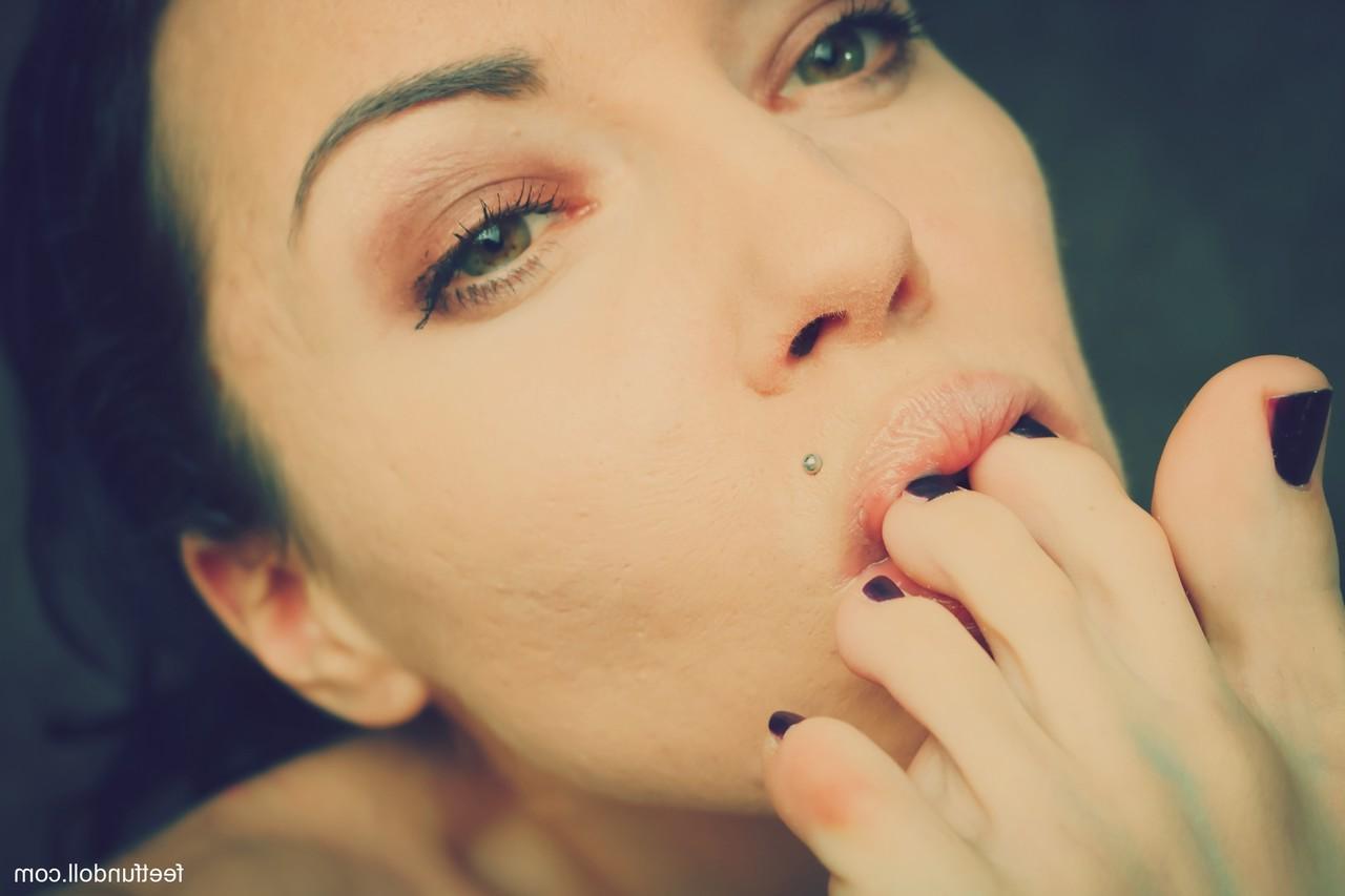 20P La atractiva morena Lisa Dove adora sus deliciosos pies y dedos de los pies