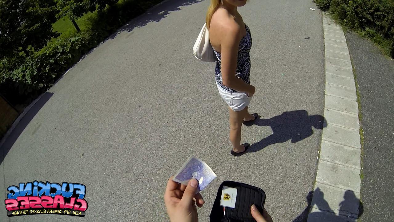 20P La joven rubia Iren expone sus pequeñas tetas mientras disfruta de una follada POV caliente en público