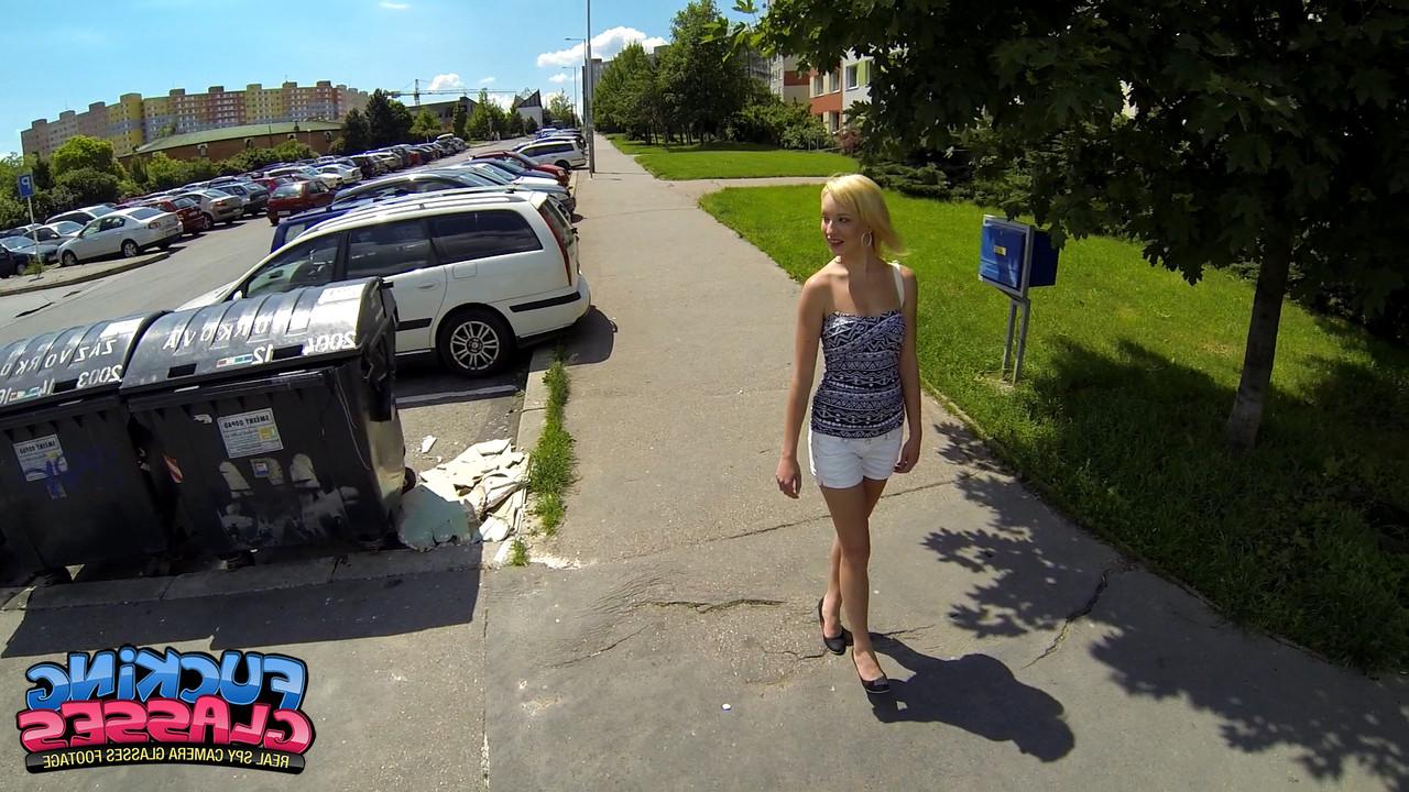 20P La joven rubia Iren expone sus pequeñas tetas mientras disfruta de una follada POV caliente en público