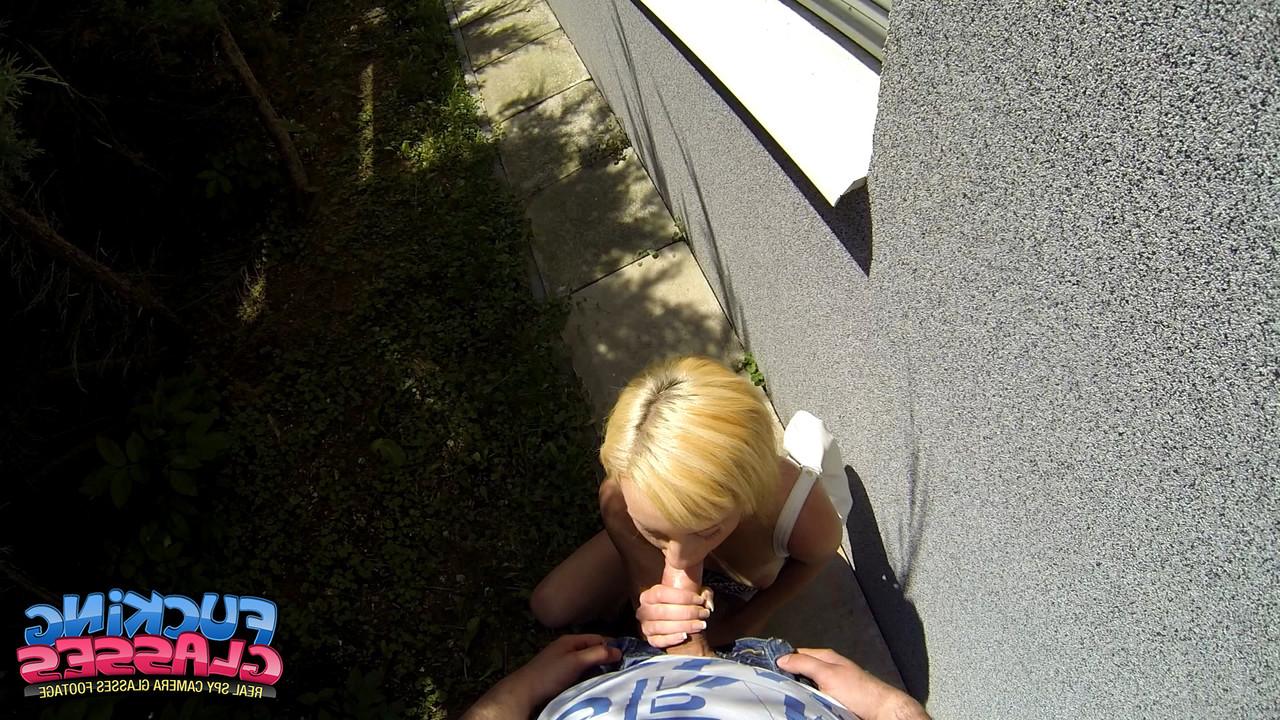 20P La joven rubia Iren expone sus pequeñas tetas mientras disfruta de una follada POV caliente en público