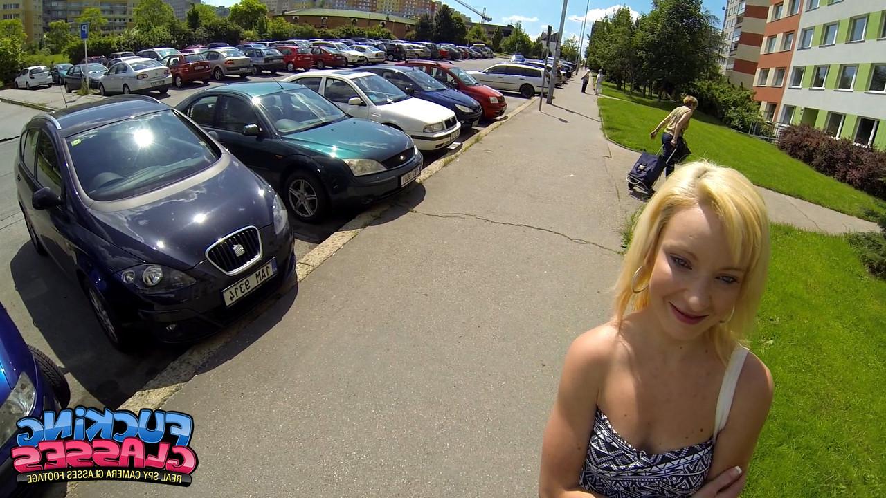 20P La joven rubia Iren expone sus pequeñas tetas mientras disfruta de una follada POV caliente en público