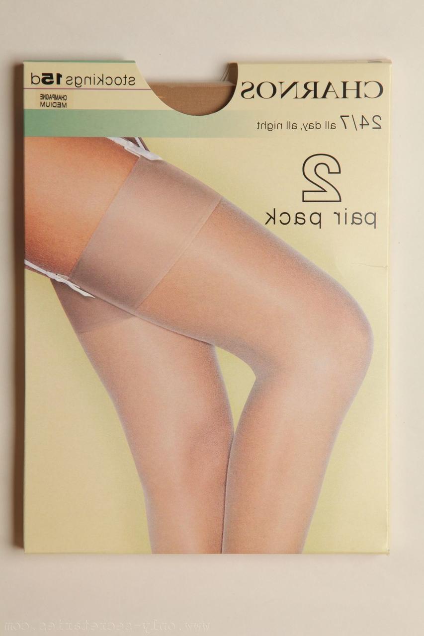 20P A glamorosa esposa Kamila A mostra seus peitos minúsculos em lingerie gostosa na biblioteca