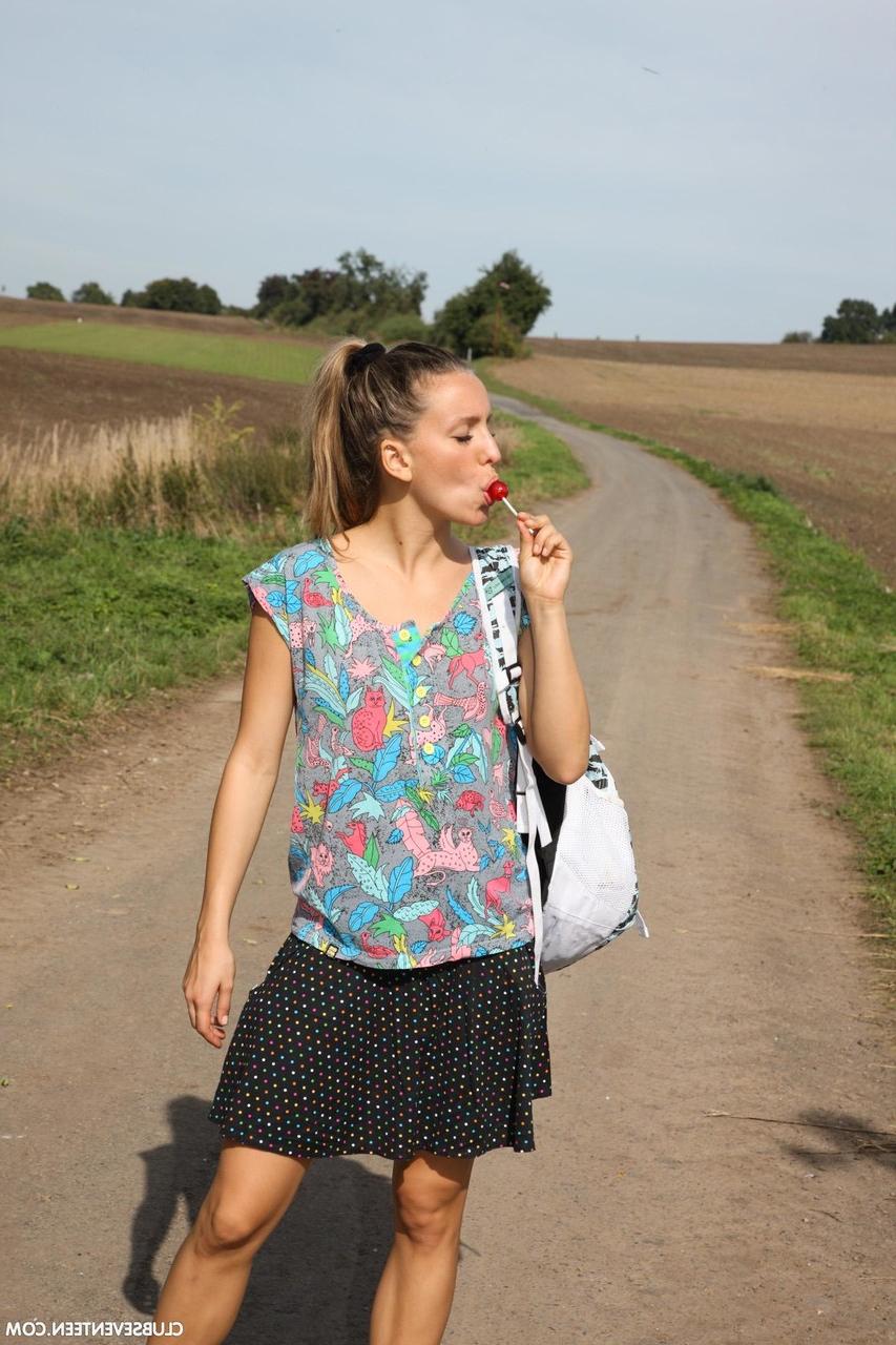 20P A adolescente europeia Nessy tira a roupa, brinca com um pirulito e se masturba na estrada