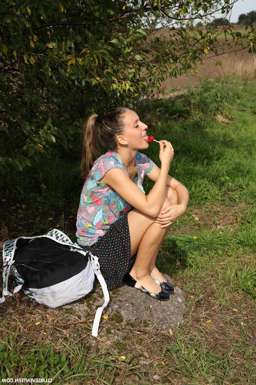 20P A adolescente europeia Nessy tira a roupa, brinca com um pirulito e se masturba na estrada
