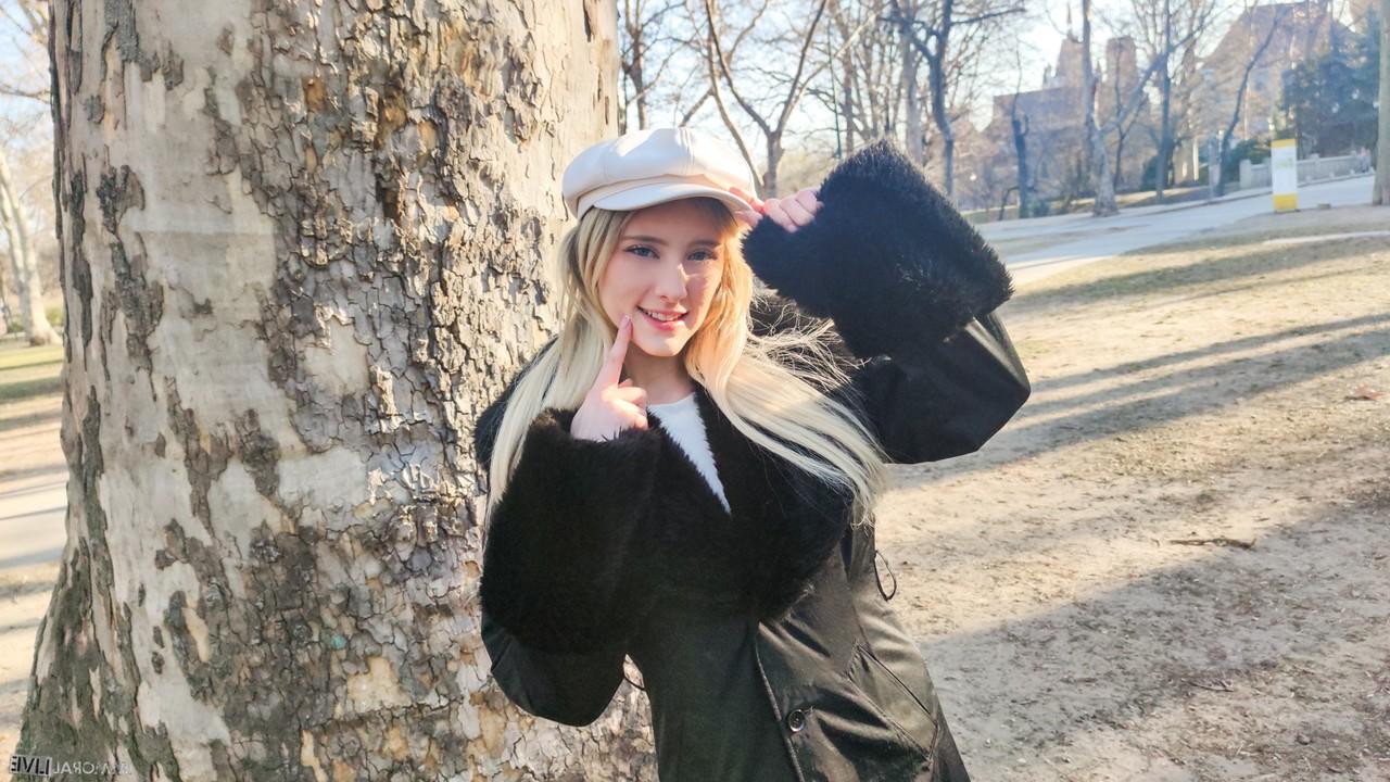 15P A adolescente loira Melody Marks pisca em um ambiente público antes do sexo MMF
