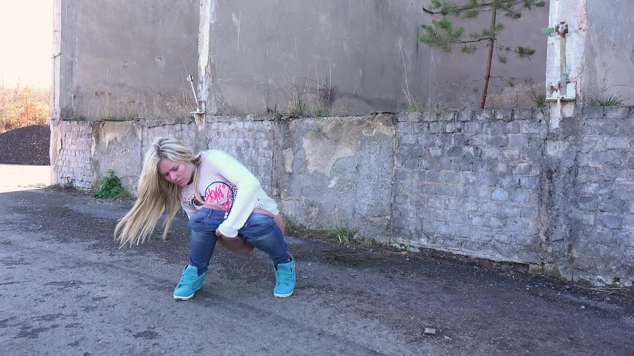 15P A loira Claudia Macc mija em alguns locais públicos