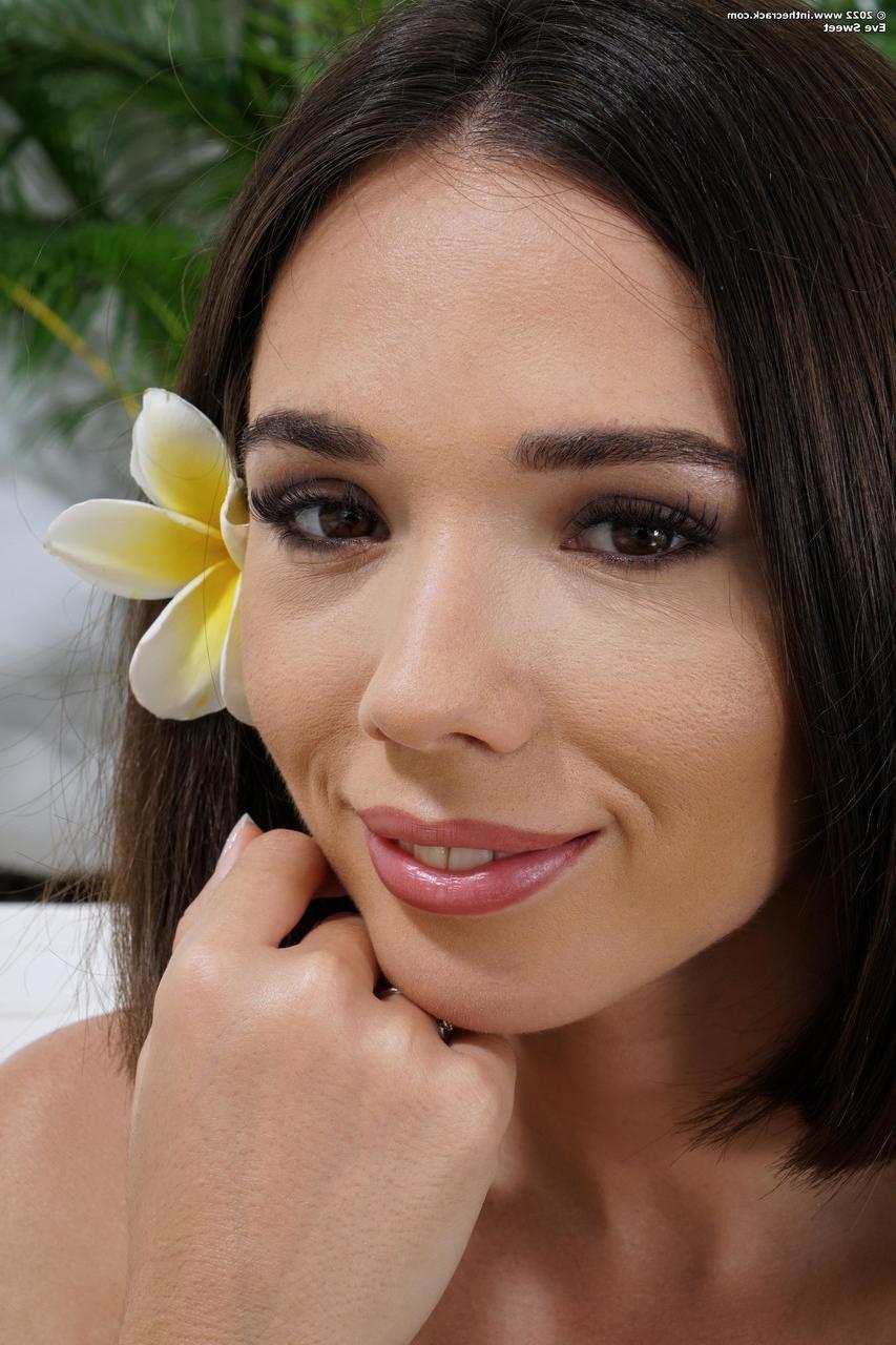 20P Das brünette Babe Eve Sweet spreizt ihre rasierte Fotze und spielt mit ihrem winzigen Vibrator