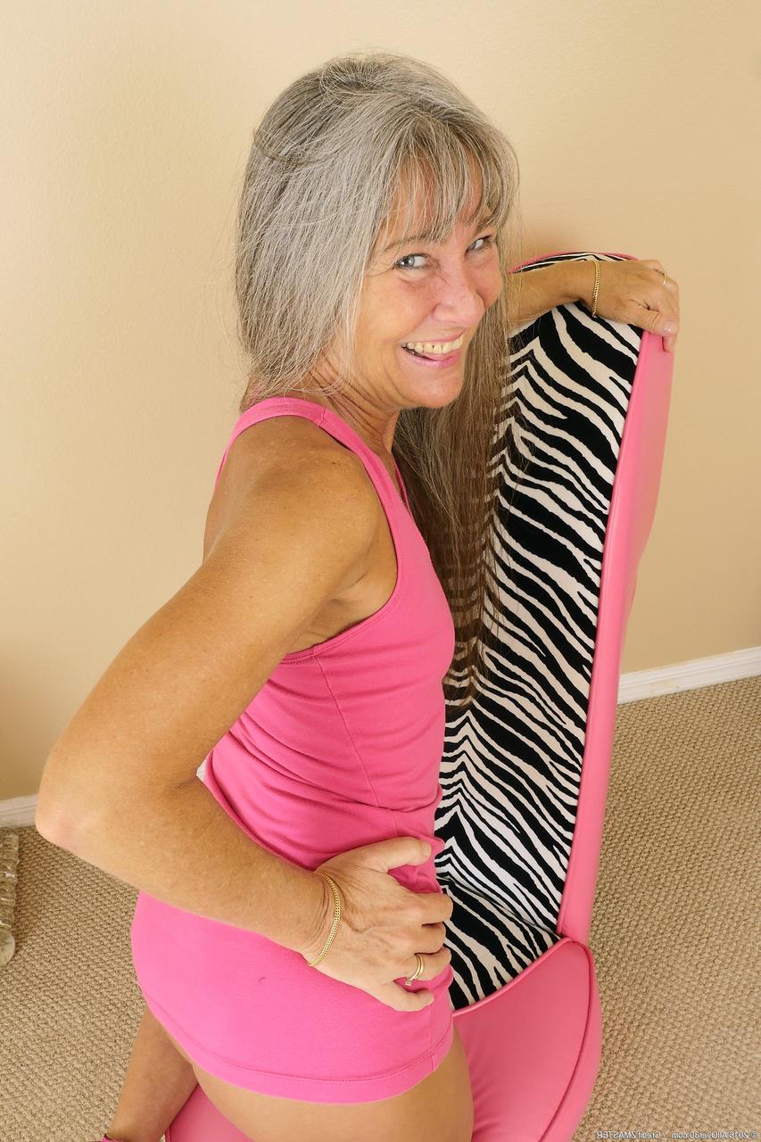 20P La abuela amateur de pelo gris Leilani Lei se desnuda y juega con su coño caliente
