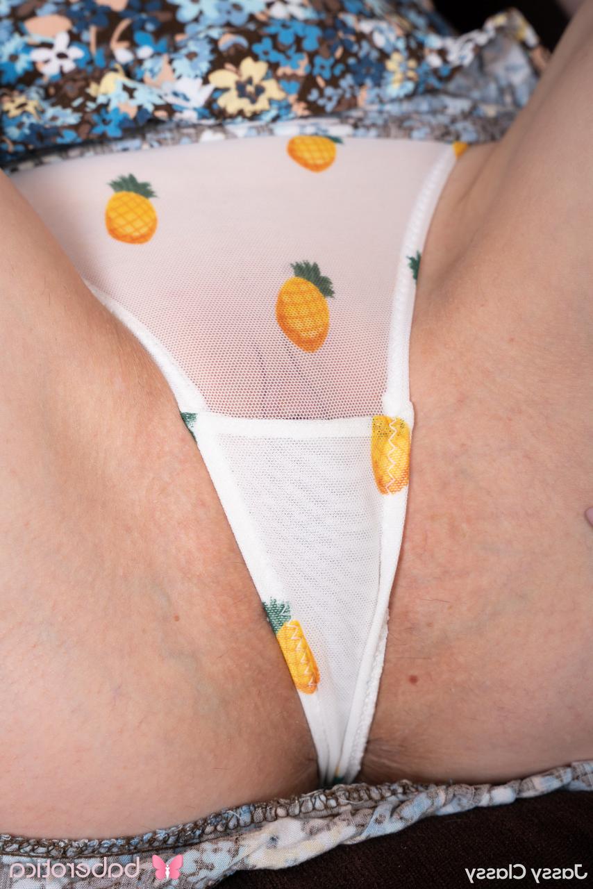 20P Linda loira adolescente Jassy Classy tira a roupa e fode seus buracos com brinquedos