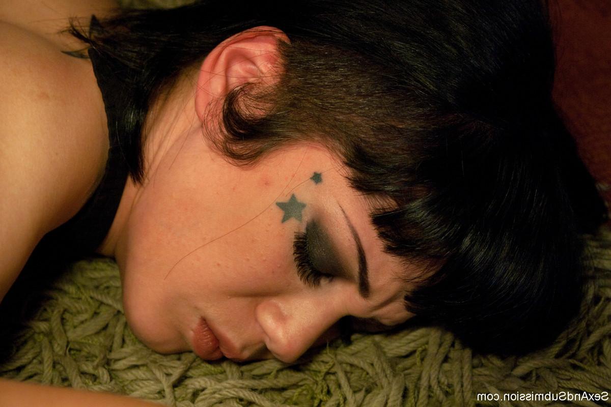 17P Die Stripperinnen Asphyxia Noir und Lea Lexis sind für ihren BDSM-Spaß bewusstlos gefesselt