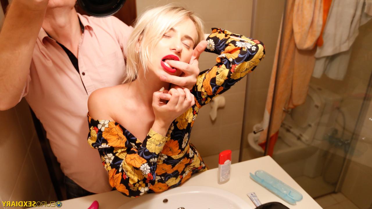 20P A gata sexy Sunny trata seu namorado com um boquete POV quente e um pouco de sexo doggystyle