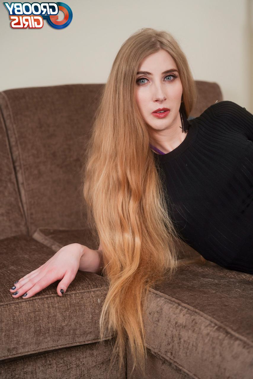 16P A travesti sexy Janelle Fennec tira a lingerie e exibe seu pau