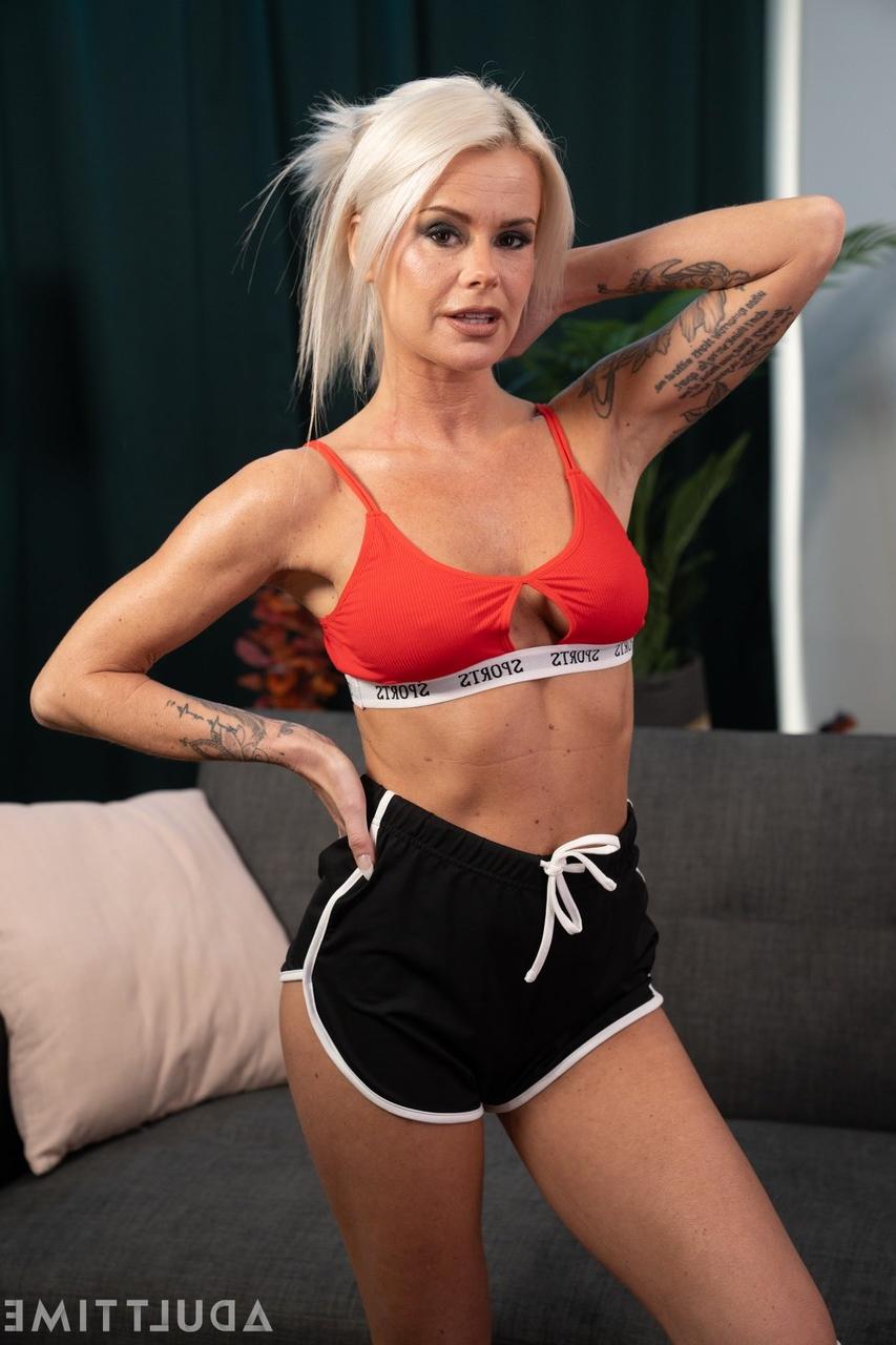 20P Impresionante transexual de grandes tetas Izzy Wilde se desnuda y se folla a la sexy La Petite Blonde