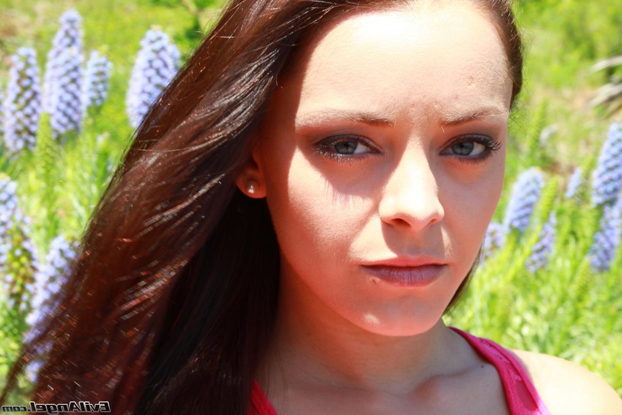 17P A francesa Liza del Sierra expõe seios e nádegas para fora da roupa