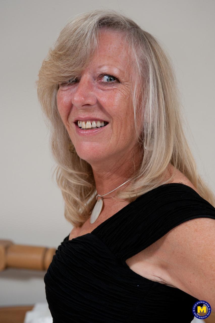 20P Die alte blonde Oma Suzy Q entblößt ihre harten Nippel und spielt ihr Loch auf einem Bett