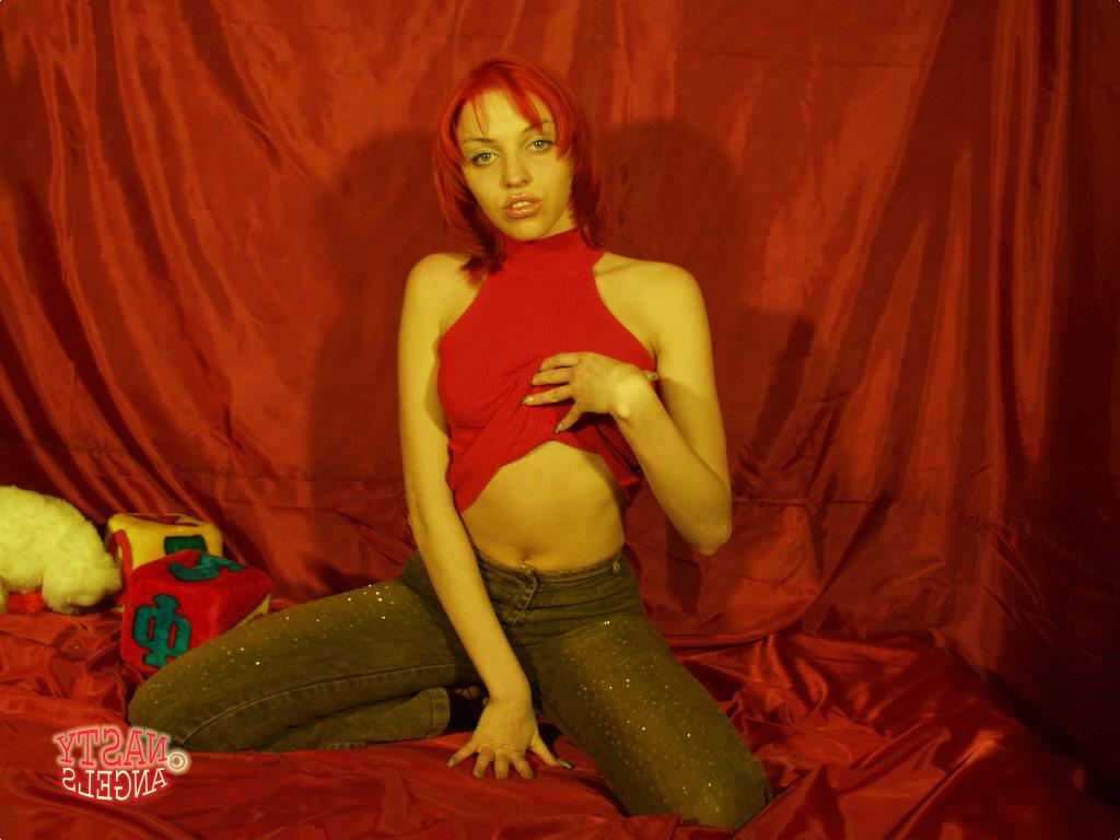 20P Adolescente amadora ruiva Irma revela seu corpo fabuloso e poses