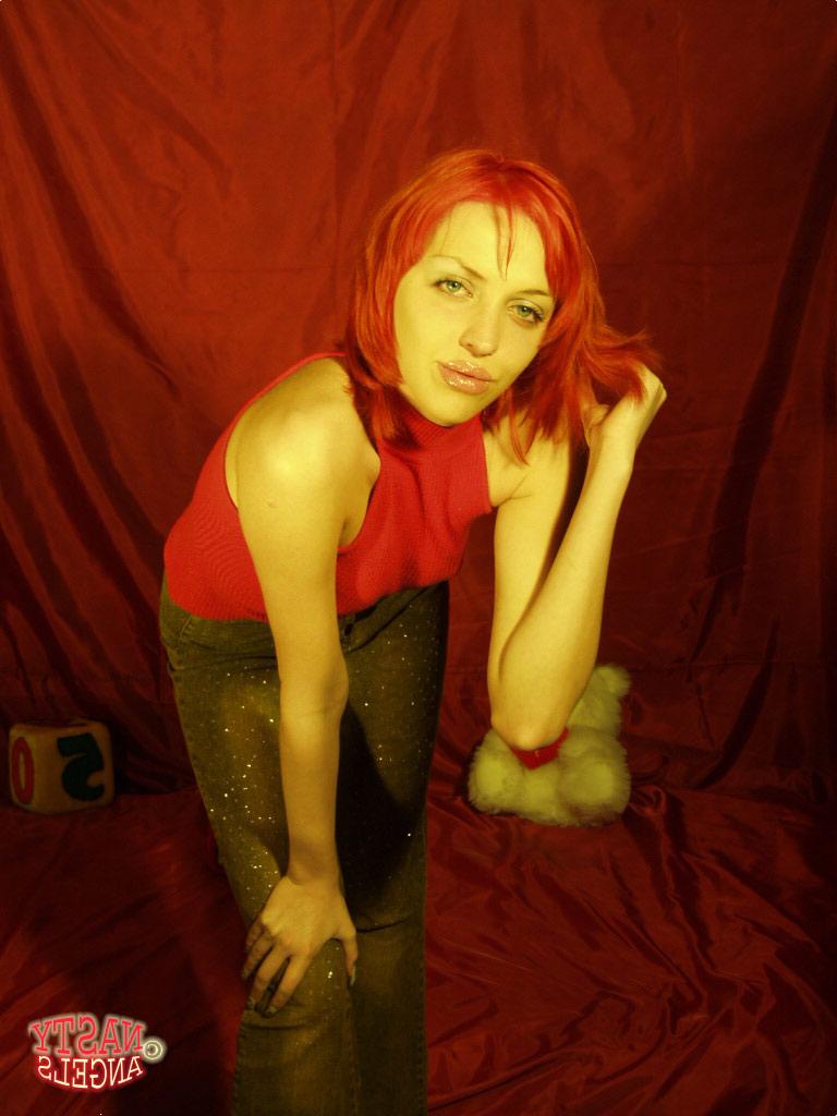20P Adolescente amadora ruiva Irma revela seu corpo fabuloso e poses