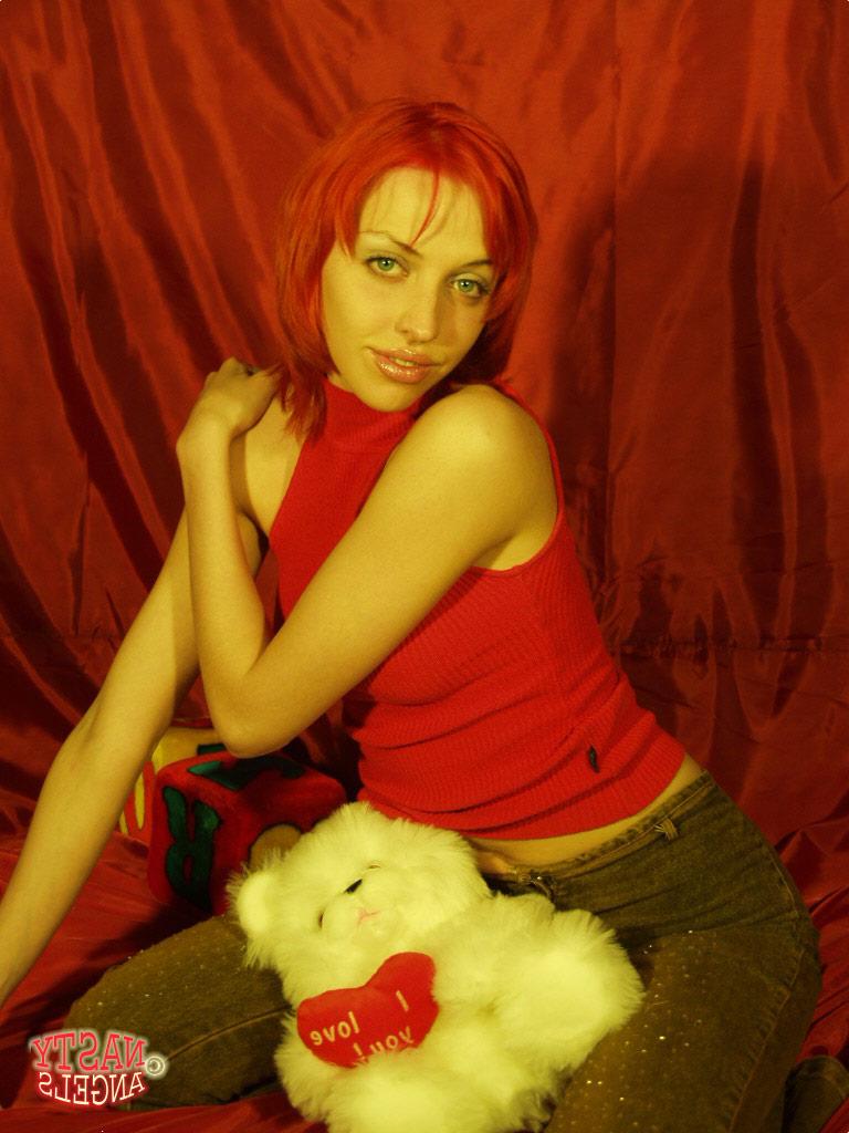 20P Adolescente amadora ruiva Irma revela seu corpo fabuloso e poses