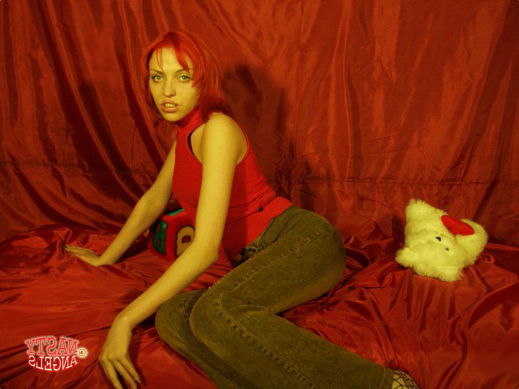 20P Adolescente amadora ruiva Irma revela seu corpo fabuloso e poses