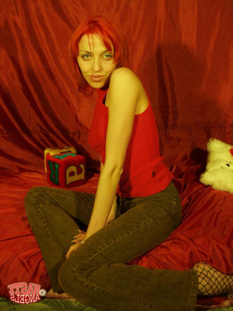 20P Adolescente amadora ruiva Irma revela seu corpo fabuloso e poses