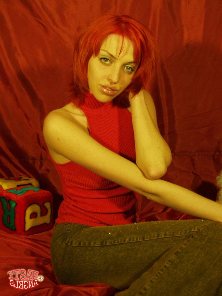 20P Adolescente amadora ruiva Irma revela seu corpo fabuloso e poses