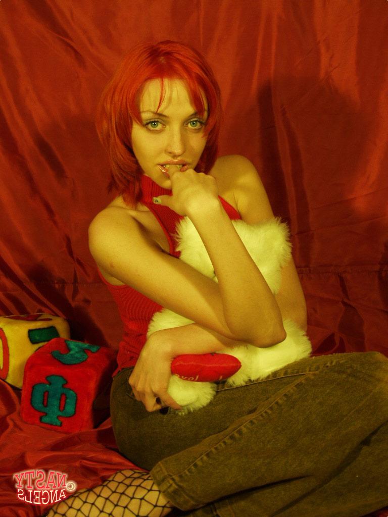 20P Adolescente amadora ruiva Irma revela seu corpo fabuloso e poses