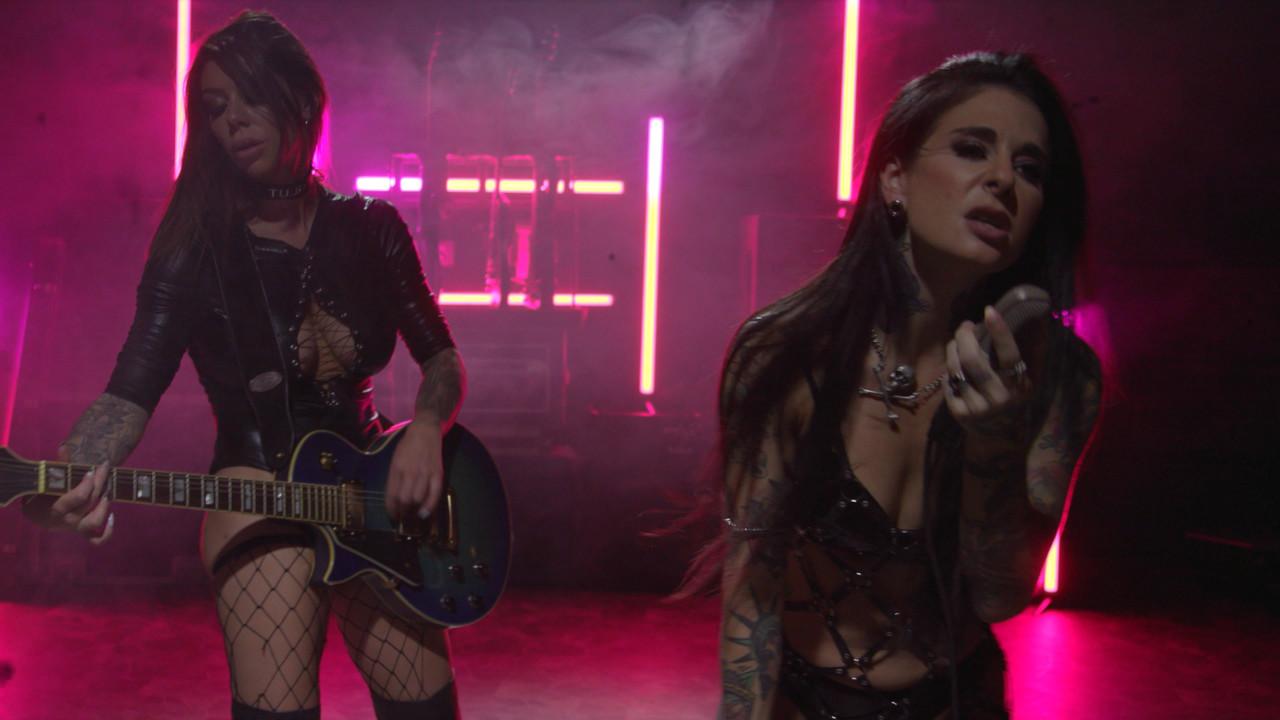 15P Die Rockerinnen Joanna Angel und Karma Rx haben nach einer Show Lesbensex