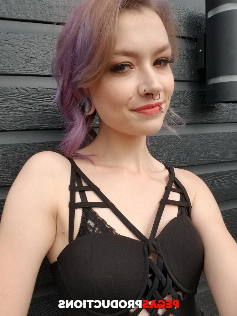 20P Teen aux cheveux violets Luna Temptress flirte avec son demi-frère avant de se déshabiller