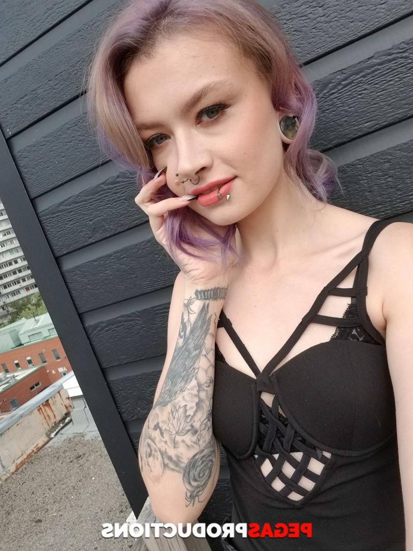 20P Teen aux cheveux violets Luna Temptress flirte avec son demi-frère avant de se déshabiller