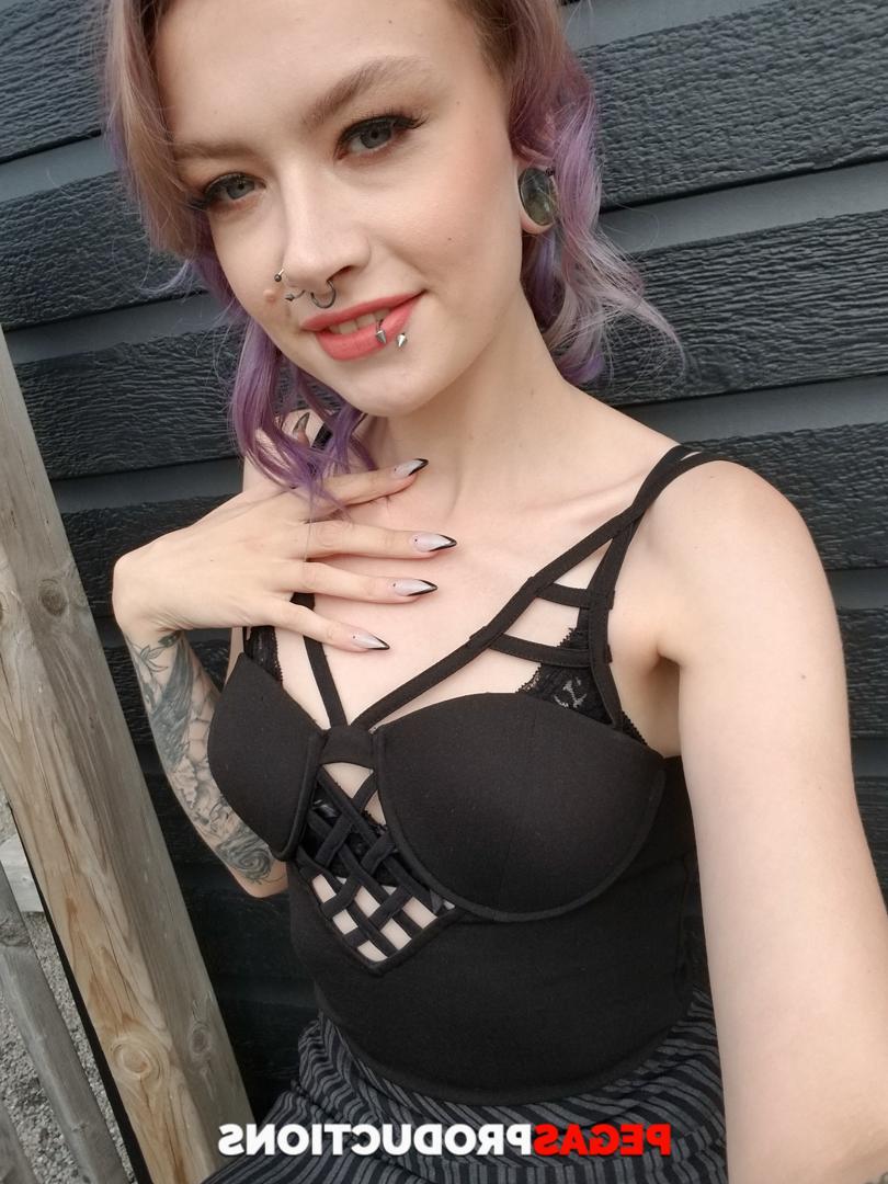 20P Teen aux cheveux violets Luna Temptress flirte avec son demi-frère avant de se déshabiller