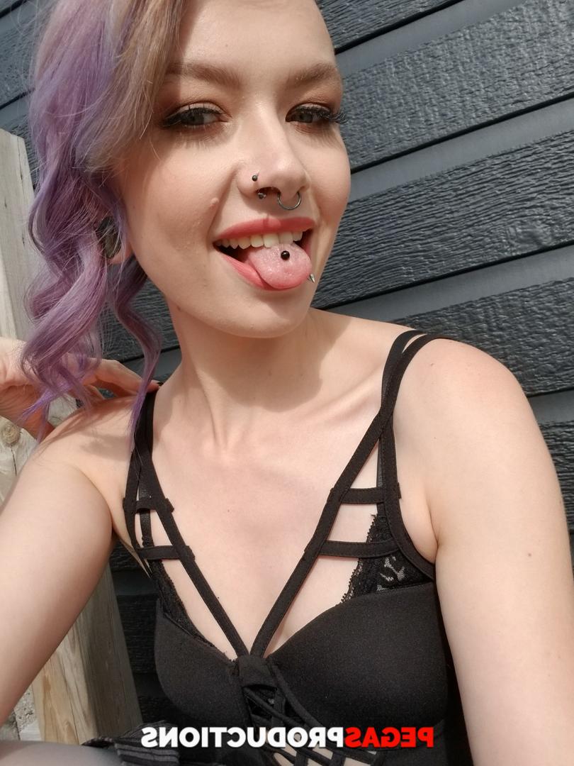 20P Teen aux cheveux violets Luna Temptress flirte avec son demi-frère avant de se déshabiller