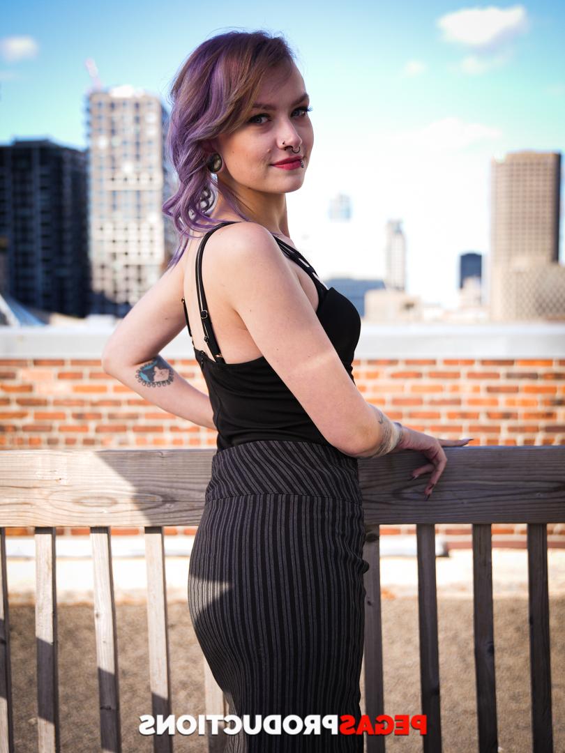 20P Teen aux cheveux violets Luna Temptress flirte avec son demi-frère avant de se déshabiller