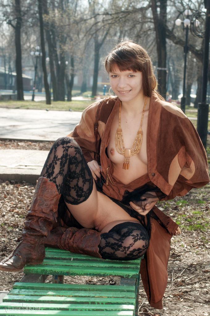 16P La jeune sexy Red Eva montre ses seins et sa chatte en public.