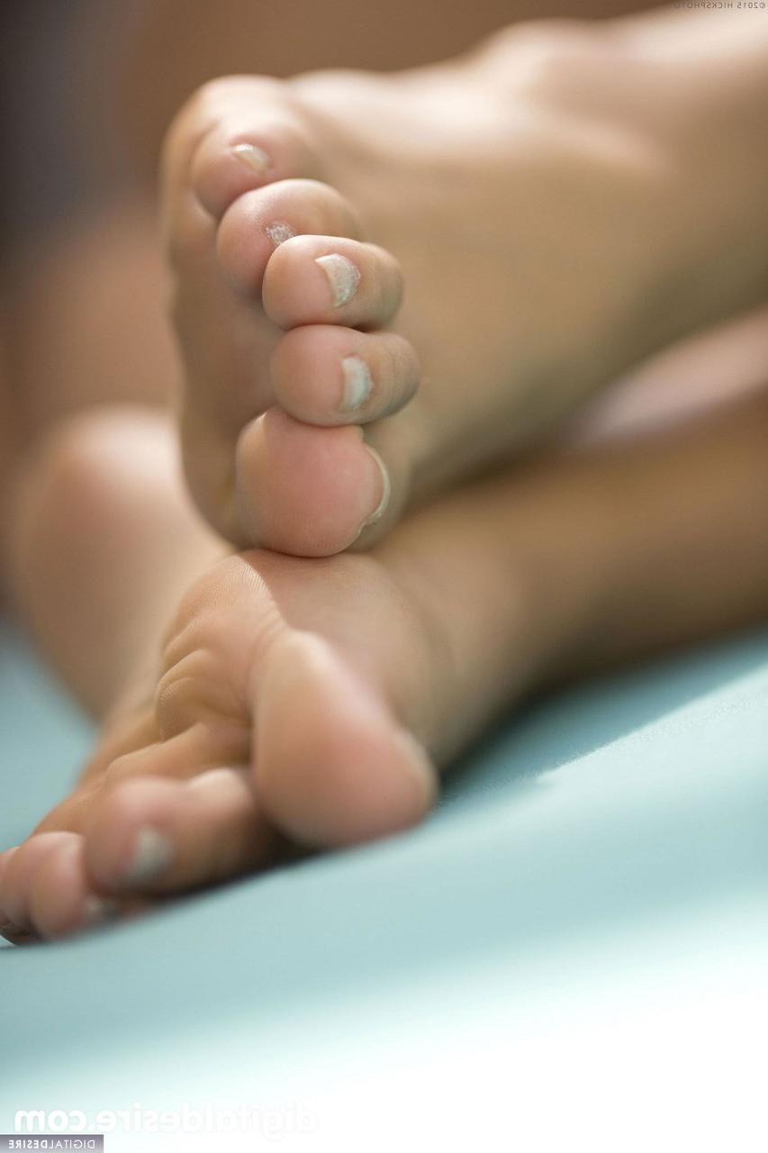20P A linda gata Bailey Bae fica nua e mostra sua buceta aparada de perto
