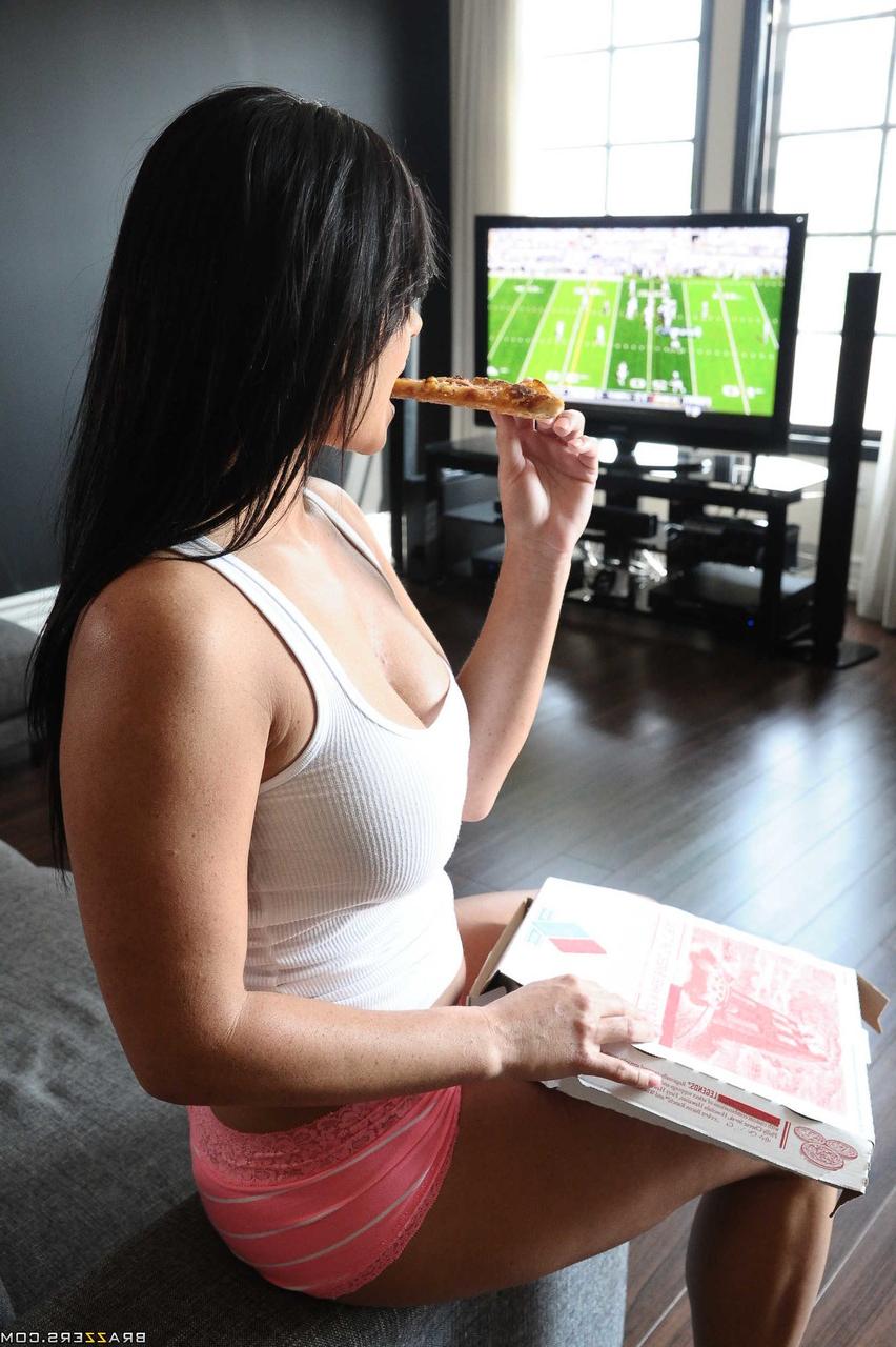 20P Stunning wife with big juggs Savannah Stern seduces a pizza guy & gets rammed