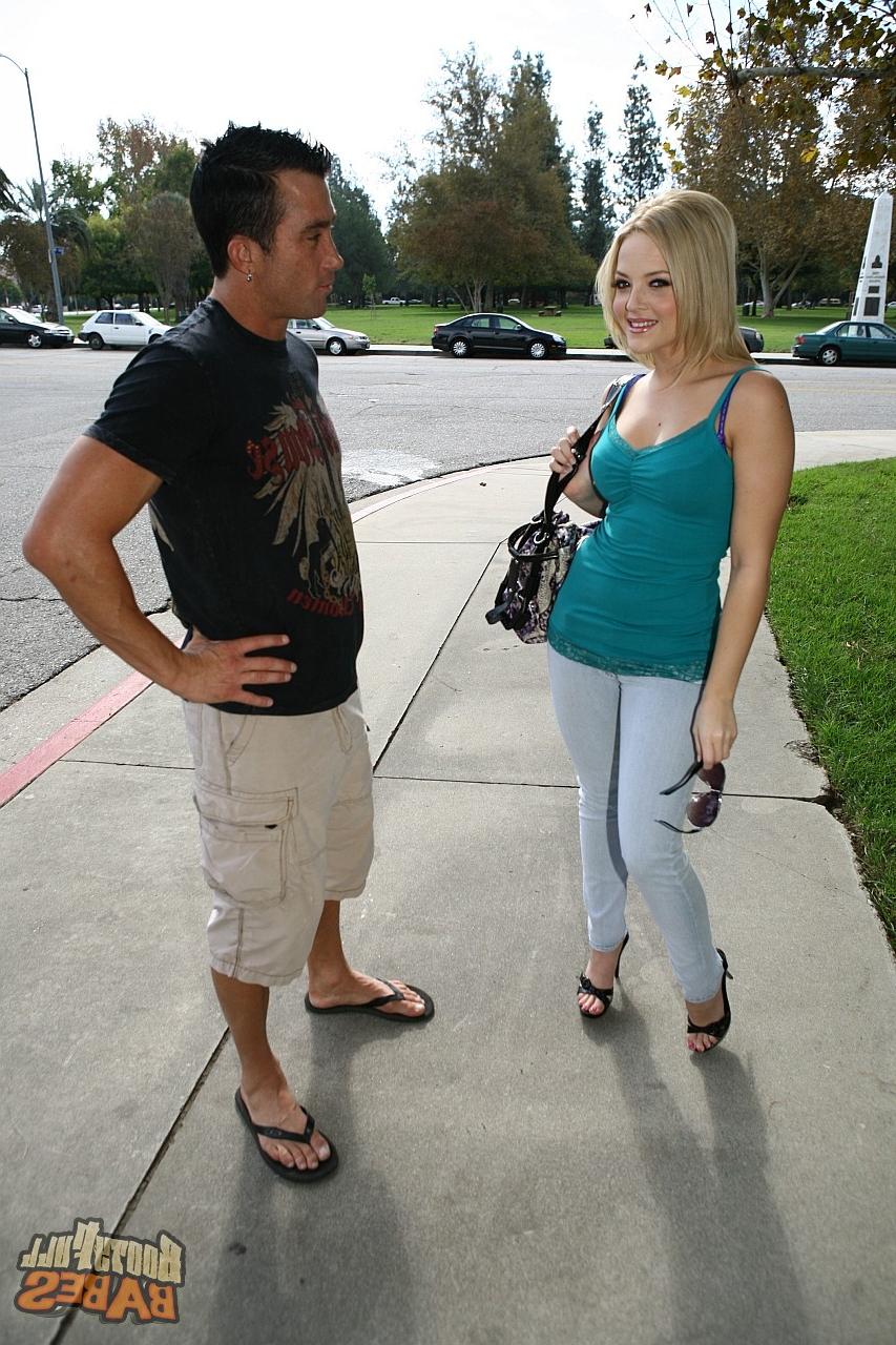 20P La blonde talentueuse Alexis Texas suce une énorme bite après avoir été déshabillée.