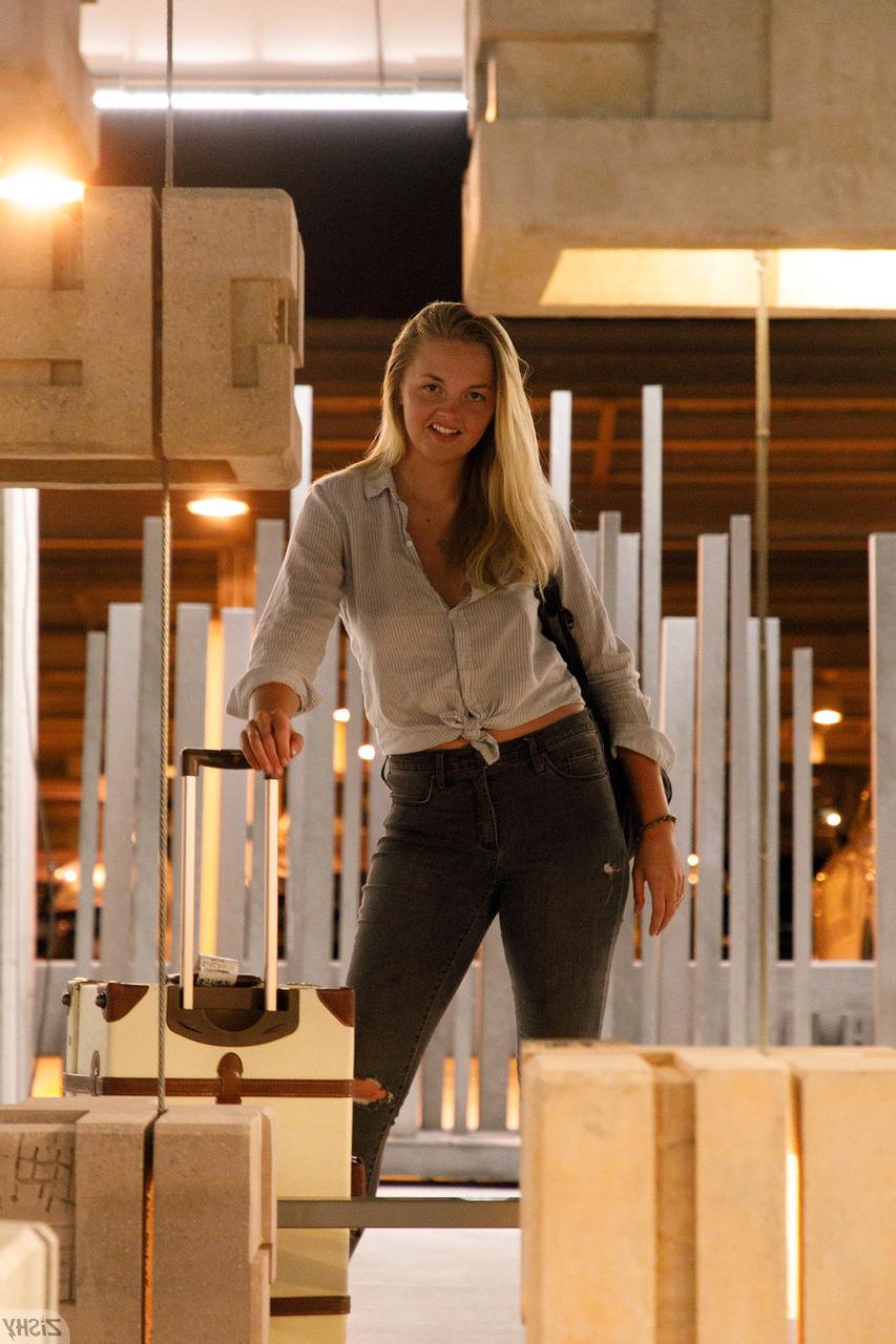 13P ゴージャスな美女シビル・クシュラーがホテルの部屋で美しいおっぱいを披露
