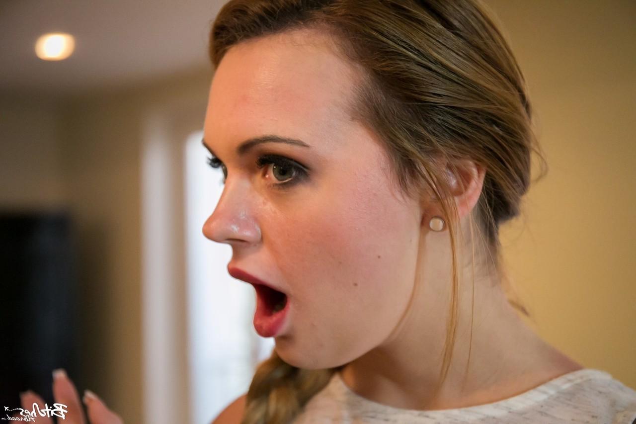 17P Une chaude blonde russe se prend une grosse bite à sucer et à monter pendant ses vacances