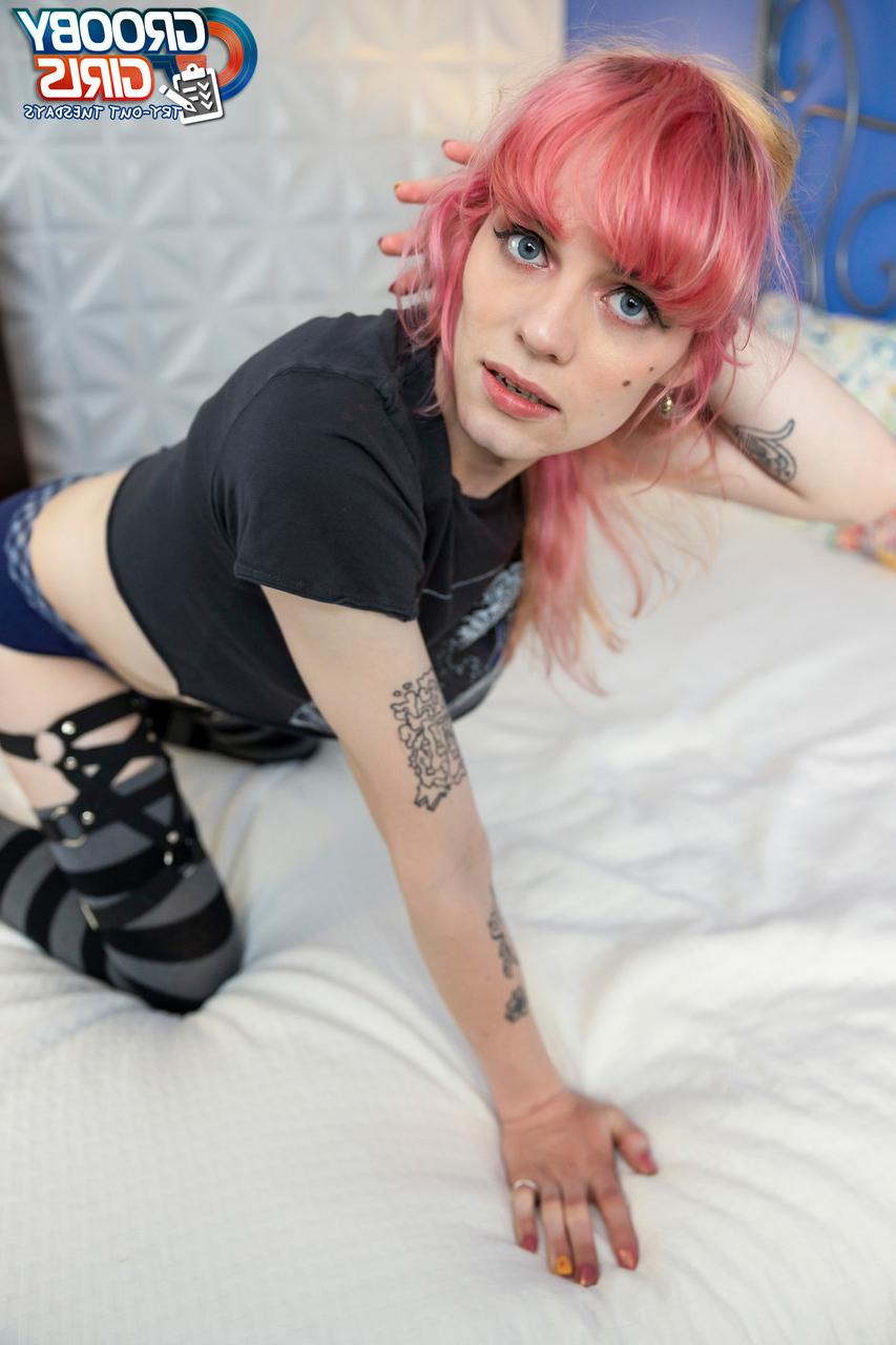 16P A bela travesti de cabelo rosa Sierra Bee brinca com seu espólio e sacode seu pau anelado