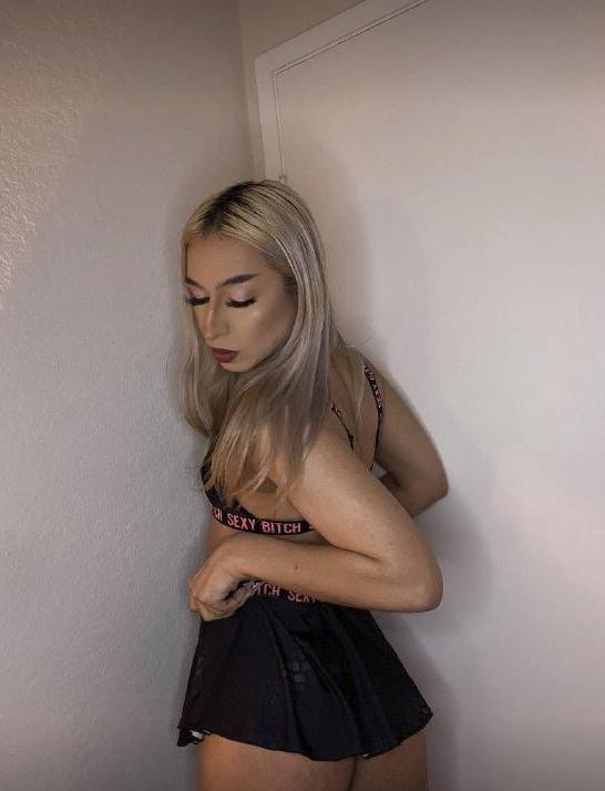 10P La jolie transexuelle blonde Karina Paradise montre son cul courbé et ses grosses couilles.