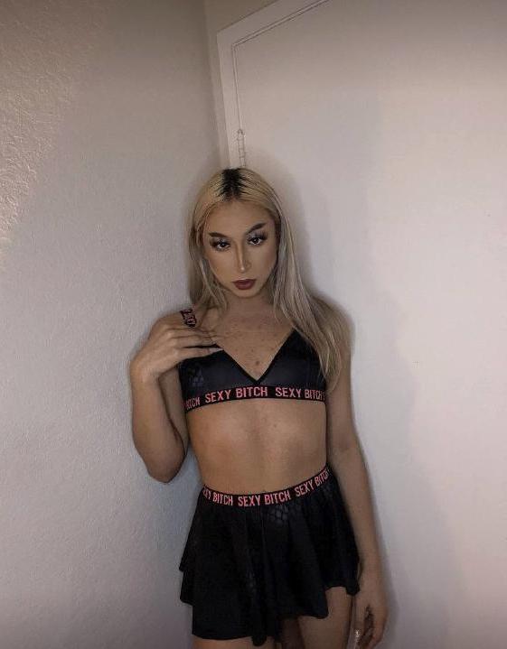 10P La jolie transexuelle blonde Karina Paradise montre son cul courbé et ses grosses couilles.
