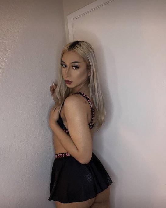 10P La jolie transexuelle blonde Karina Paradise montre son cul courbé et ses grosses couilles.
