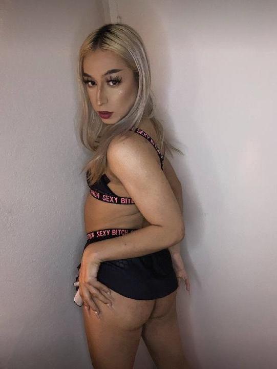 10P La jolie transexuelle blonde Karina Paradise montre son cul courbé et ses grosses couilles.
