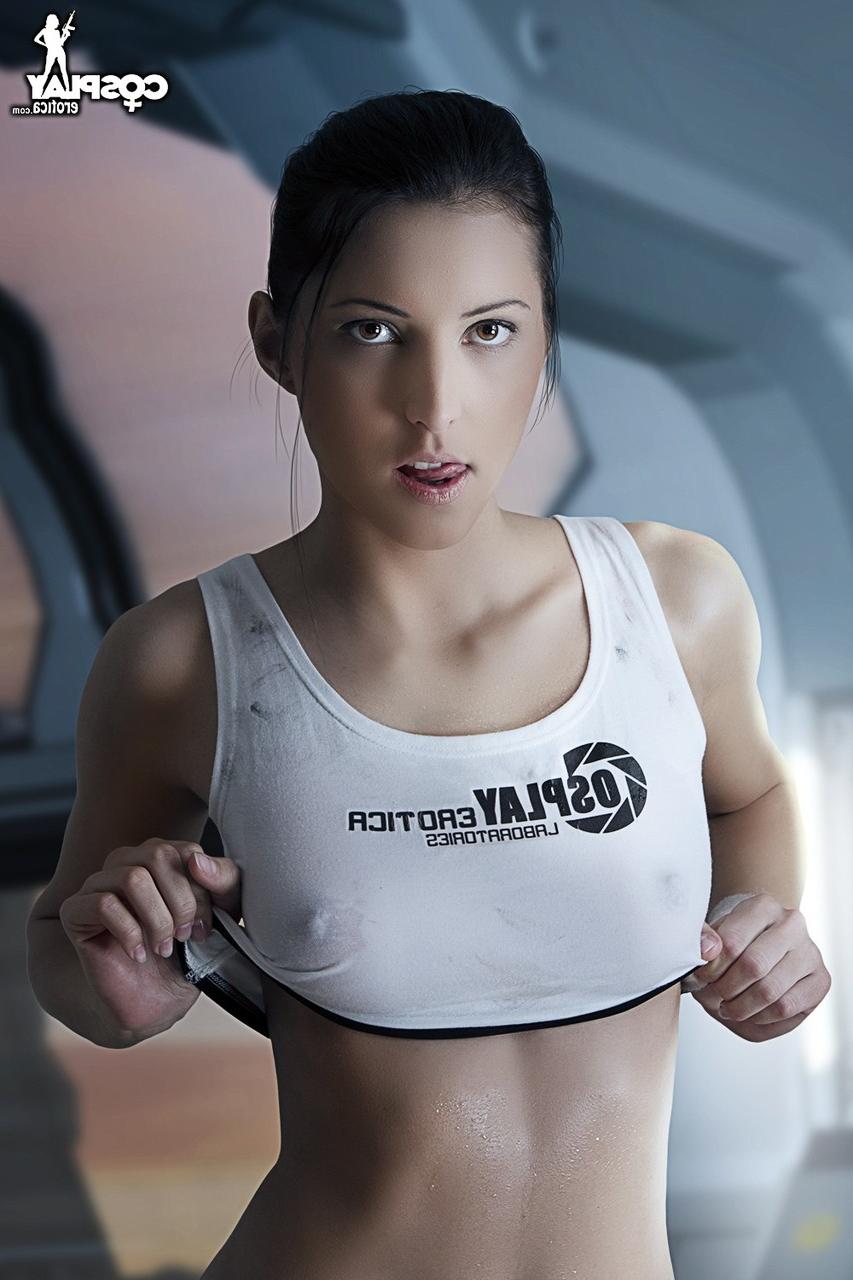 12P Chica sola se chupa un dedo después de trabajar parcialmente sin ropa de cosplay
